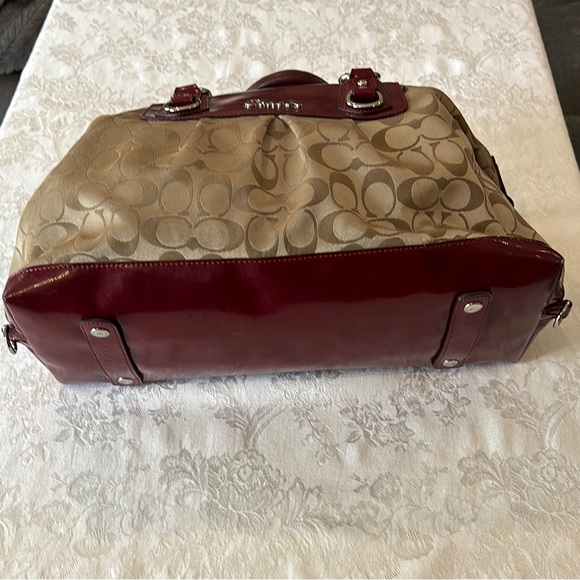 Coach Ashley Signature bag 
1 call out discoloration back of shoulder strap - Picture 3 of 11